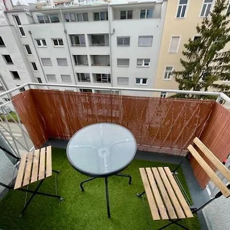 Stylisches Cityapartment Mit Schlossbergblick Appartement